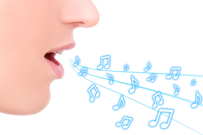 38305187-een-portret-van-een-jonge-vrouw-zingen-met-een-microfoon-op-een-witte-achtergrond zangtechniek leren bij Martie Vocal Coaching in Rotterdam